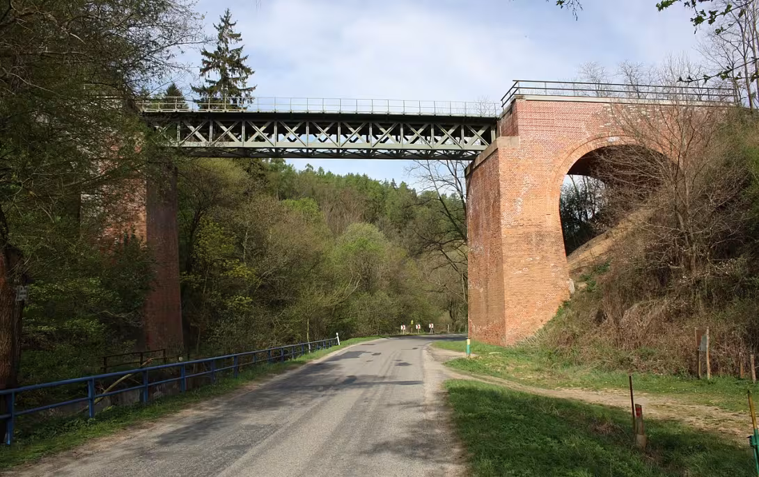 Dnešní pohled – železniční viadukt u Střelic