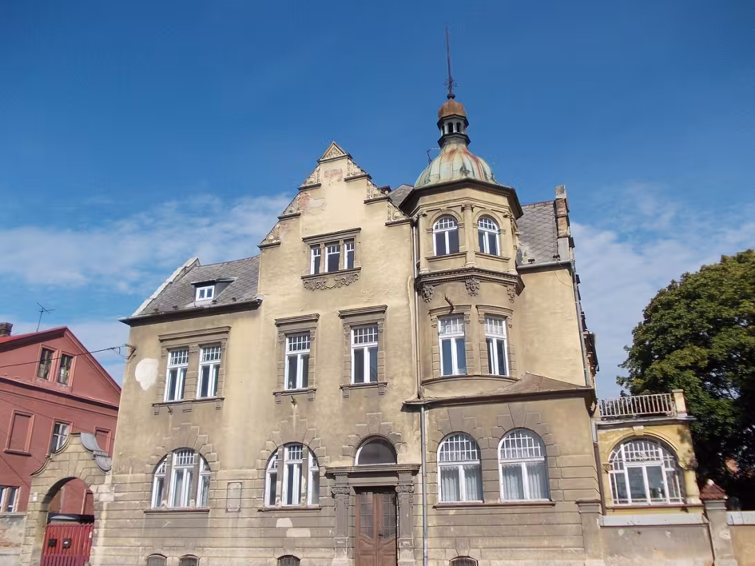 Dnešní pohled – Vila čp. 893 s bránou, schodištěm a ohradní zdí
