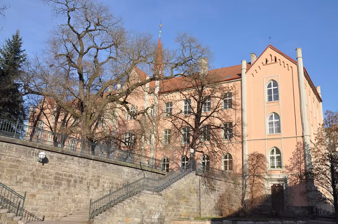 Dnešní pohled – škola na Školním náměstí