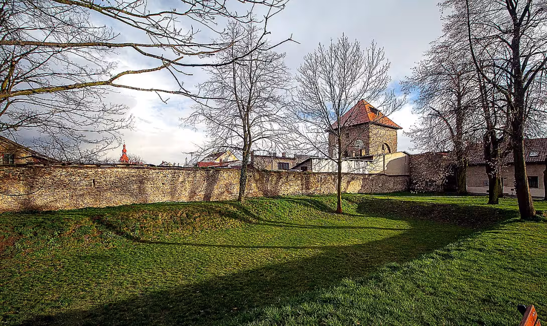 Městské opevnění a Česká brána