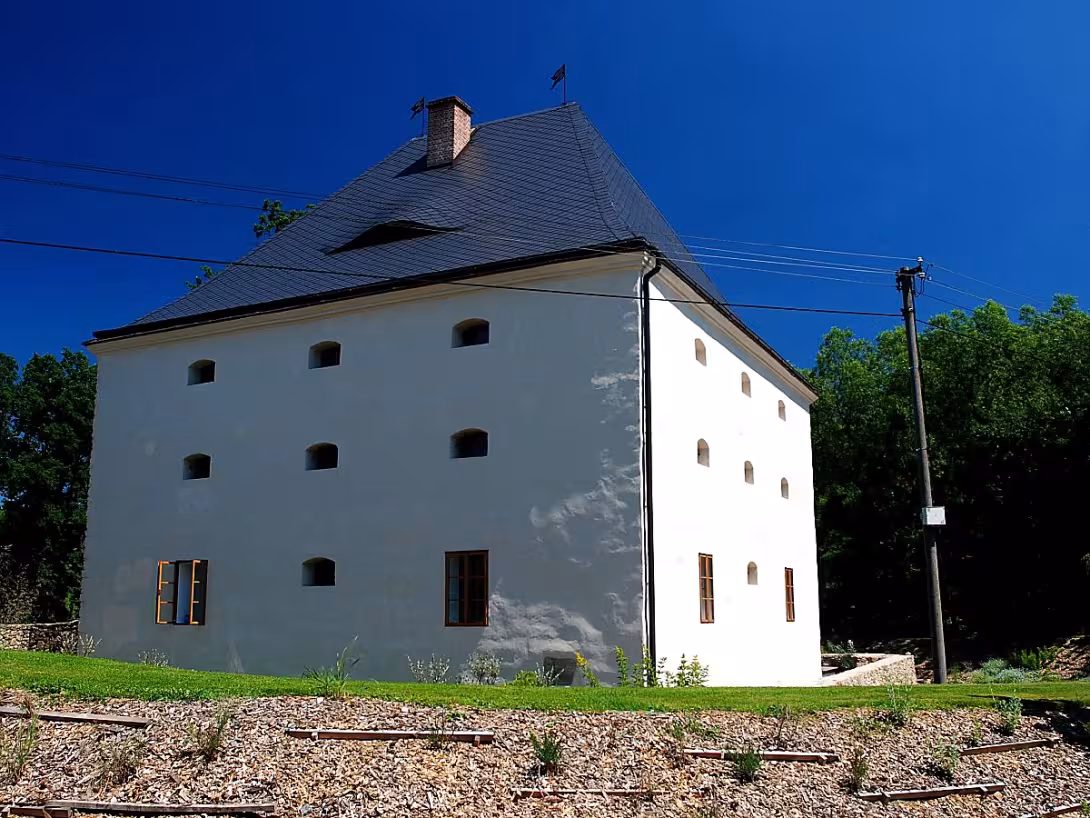 Sýpka na místě bývalé tvrze, zbytky příkopu a valu