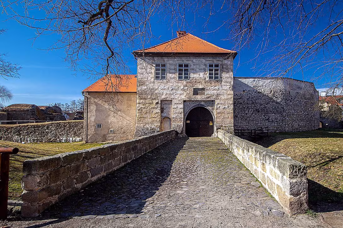 vodní hrad Lipý