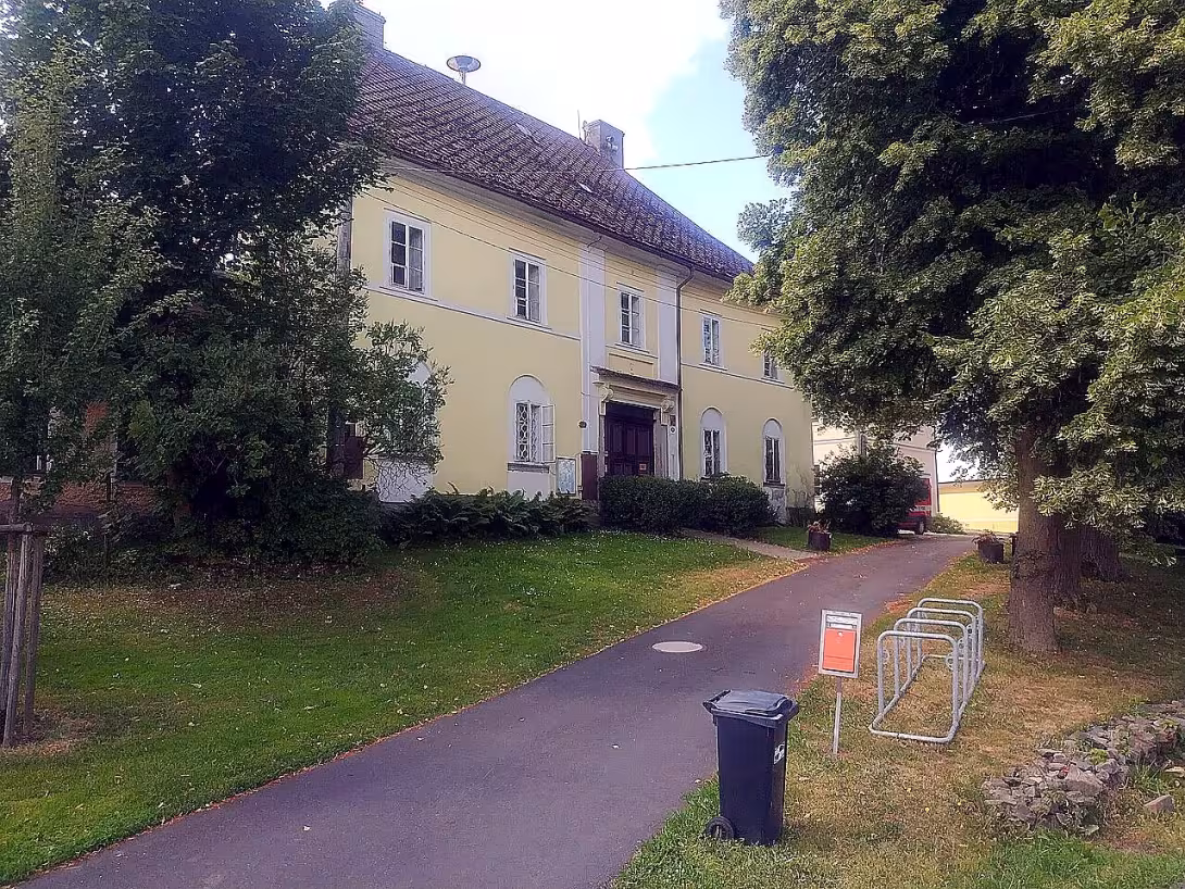 Fara s hospodářskými budovami