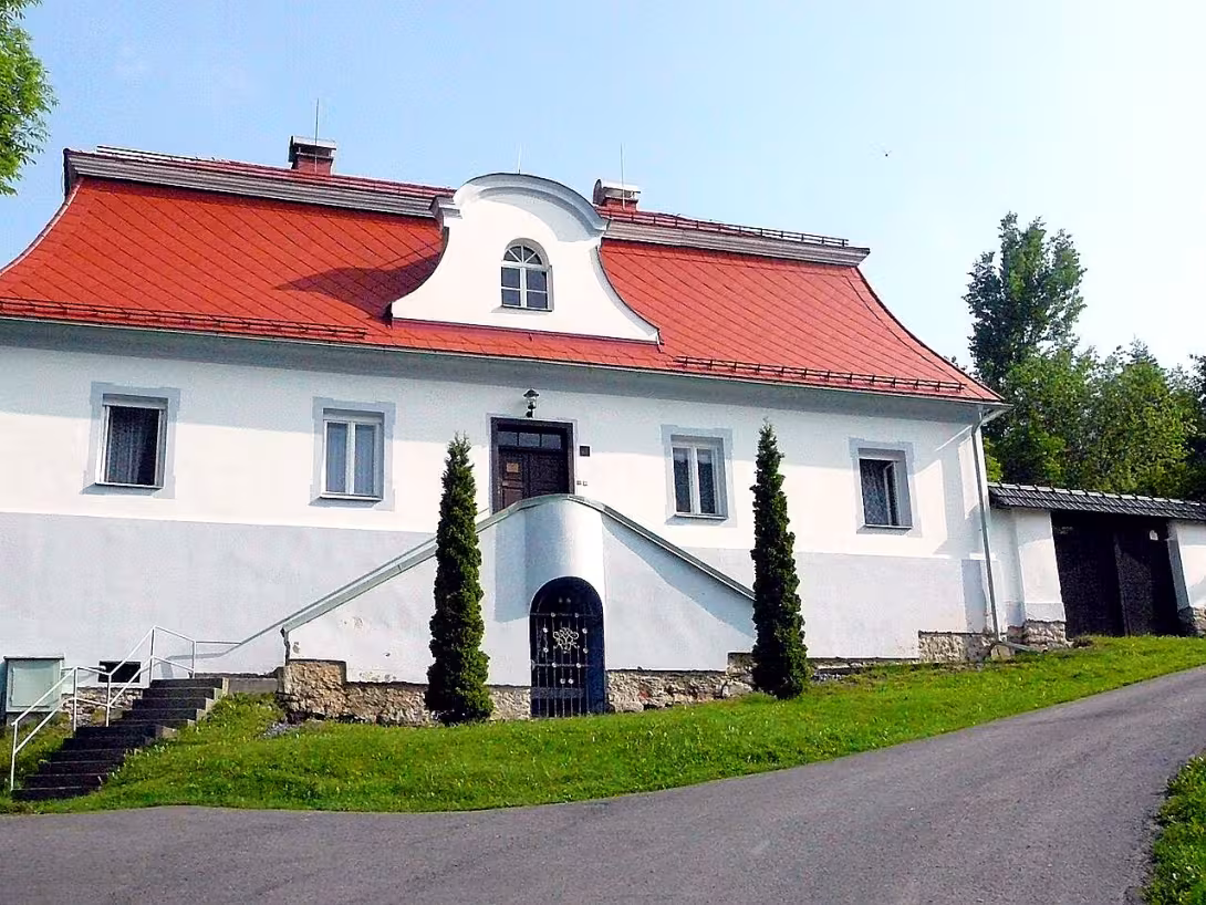Fara s přilehlou branou