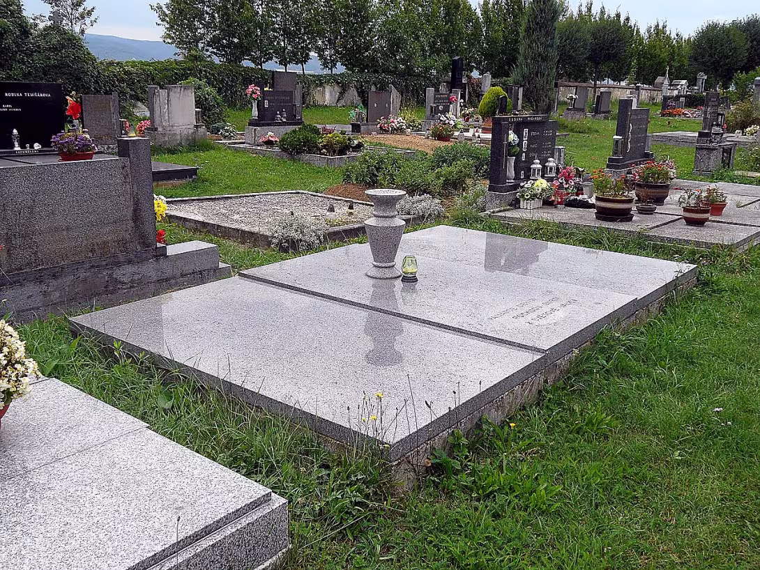 Hrob a pomník obětem pochodu smrti