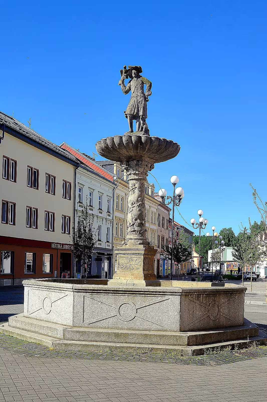 Kašna s plastikou sokolníka