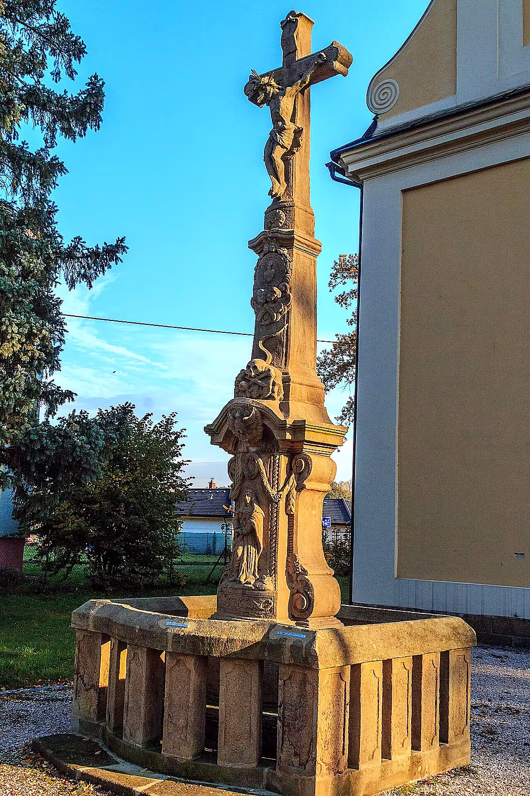Krucifix u kostela