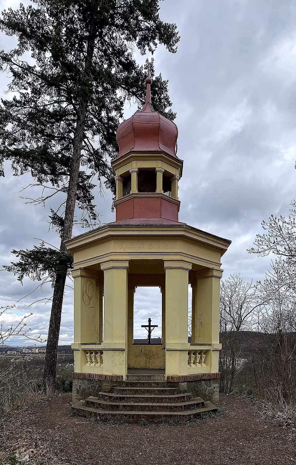 Kříž a pavilon Karlův stánek