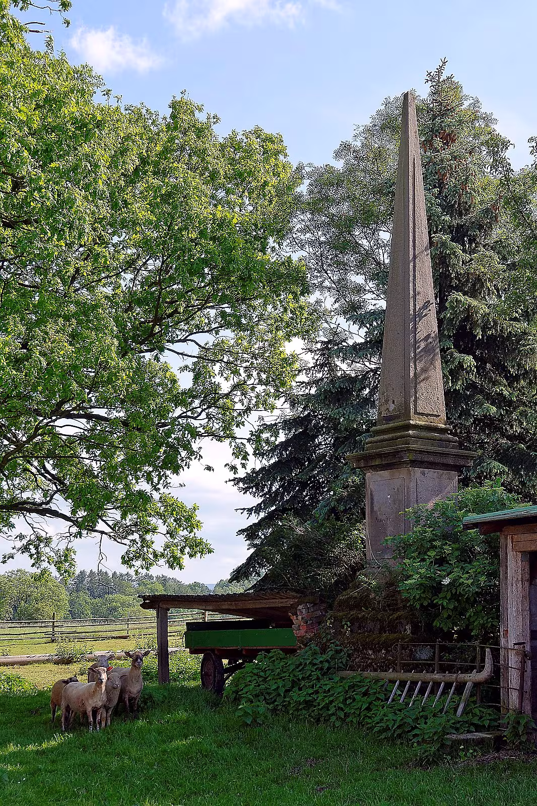 Obelisk se sochami