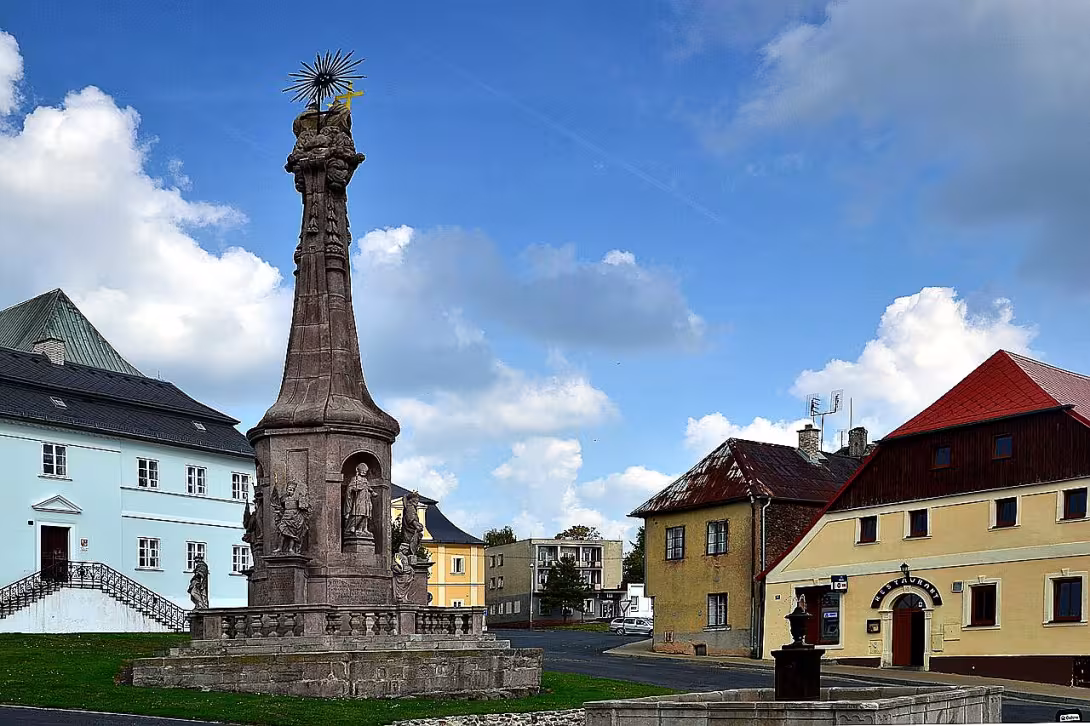 Sloup se sousoším Nejsvětější Trojice (Teplá)