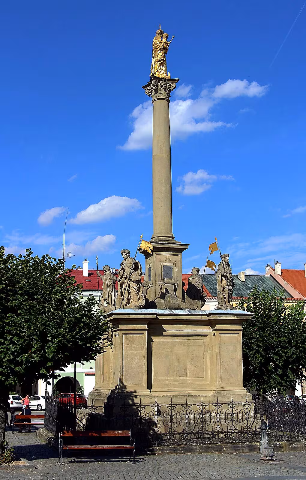 Sloup se sousoším a sochou Panny Marie v Kroměříži