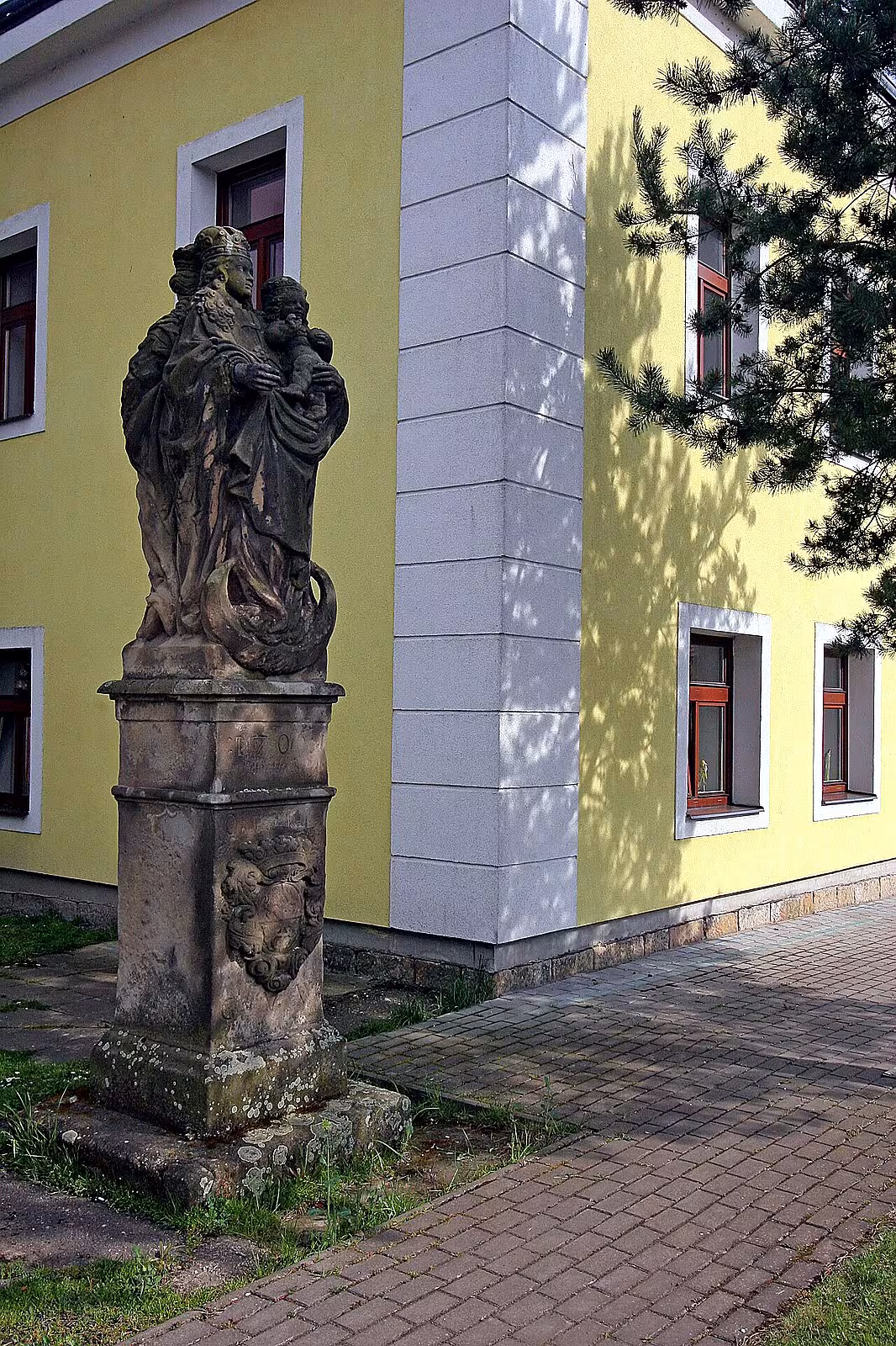 Sousoší svaté Barbory a Madony