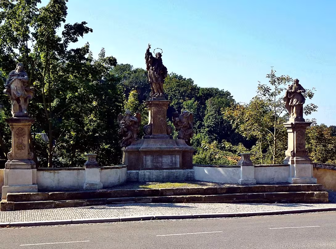 Sousoší svatého Jana Nepomuckého s anděly, svatého Floriána a svaté Barbory