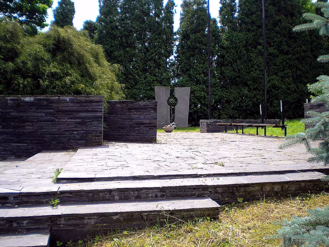 Společný hrob a památník rudoarmějců