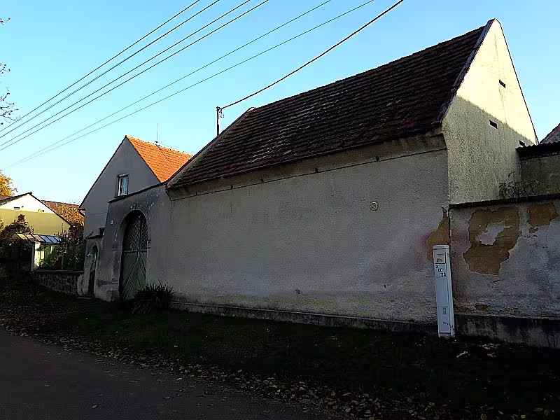 Stodola a brána usedlosti čp. 2