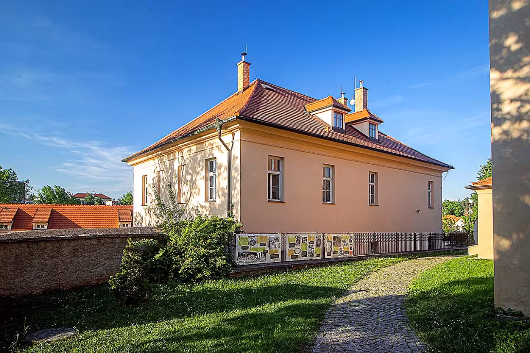 fara u kostela Stětí sv. Jana v Hostivaři
