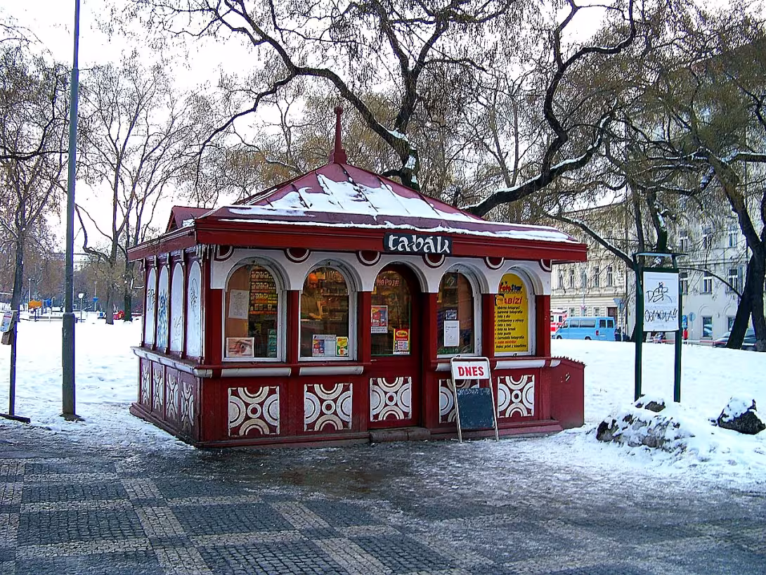 kubistický kiosek ve Vrchlického sadech