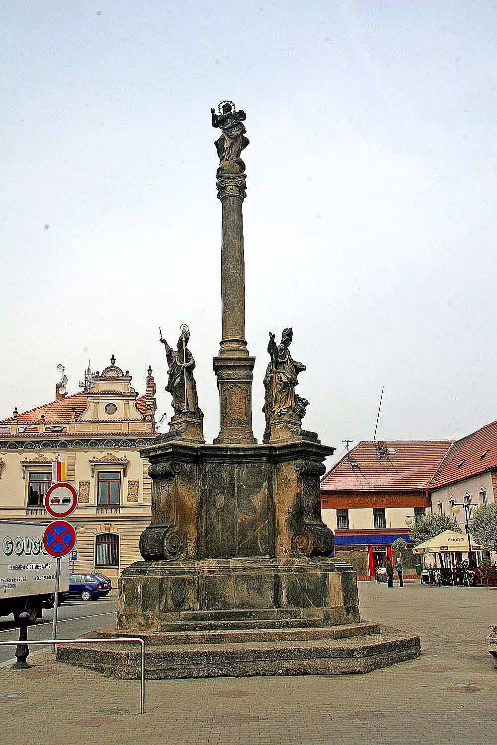 mariánský sloup na náměstí v Poděbradech