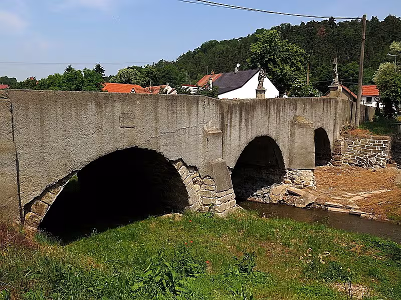 most přes Bakovský potok v Sazené