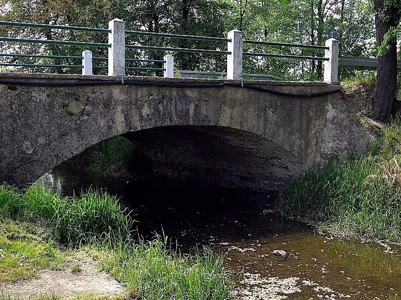 most silnice III/1555 přes Zlatou stoku v Lomnici nad Lužnicí