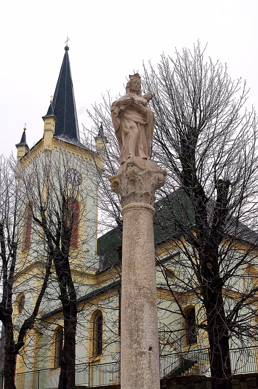 sloup se sochou Panny Marie a kašna