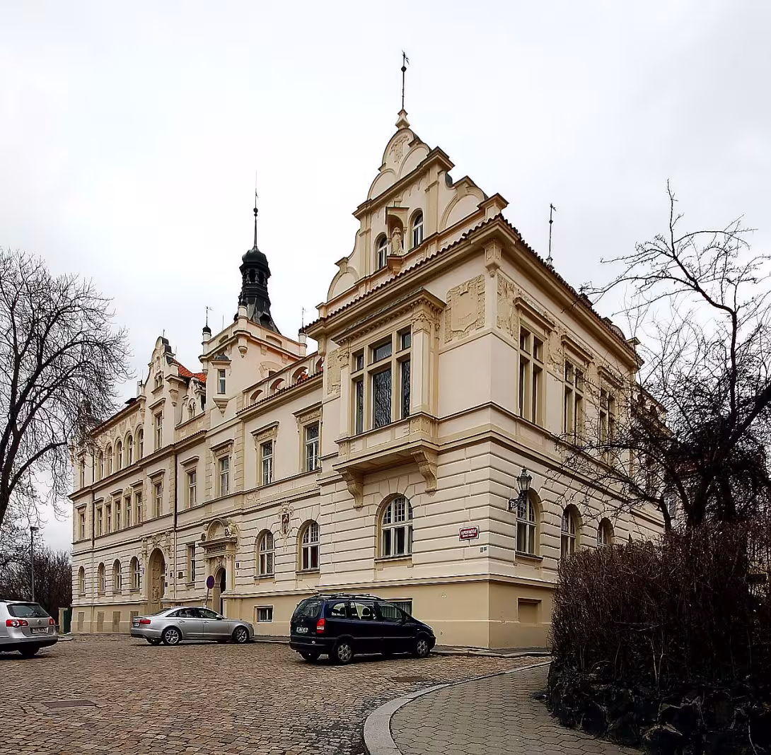Radnice a škola v Bubenči