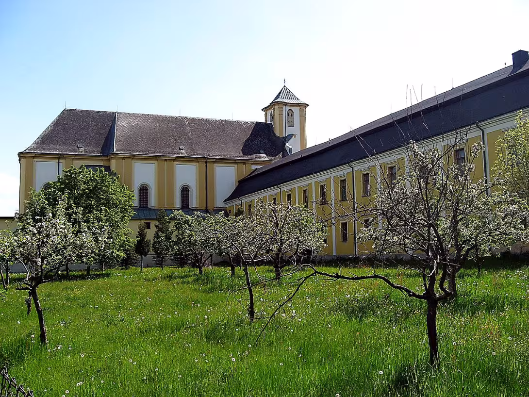 kostel Navštívení Panny Marie s piaristickým klášterem