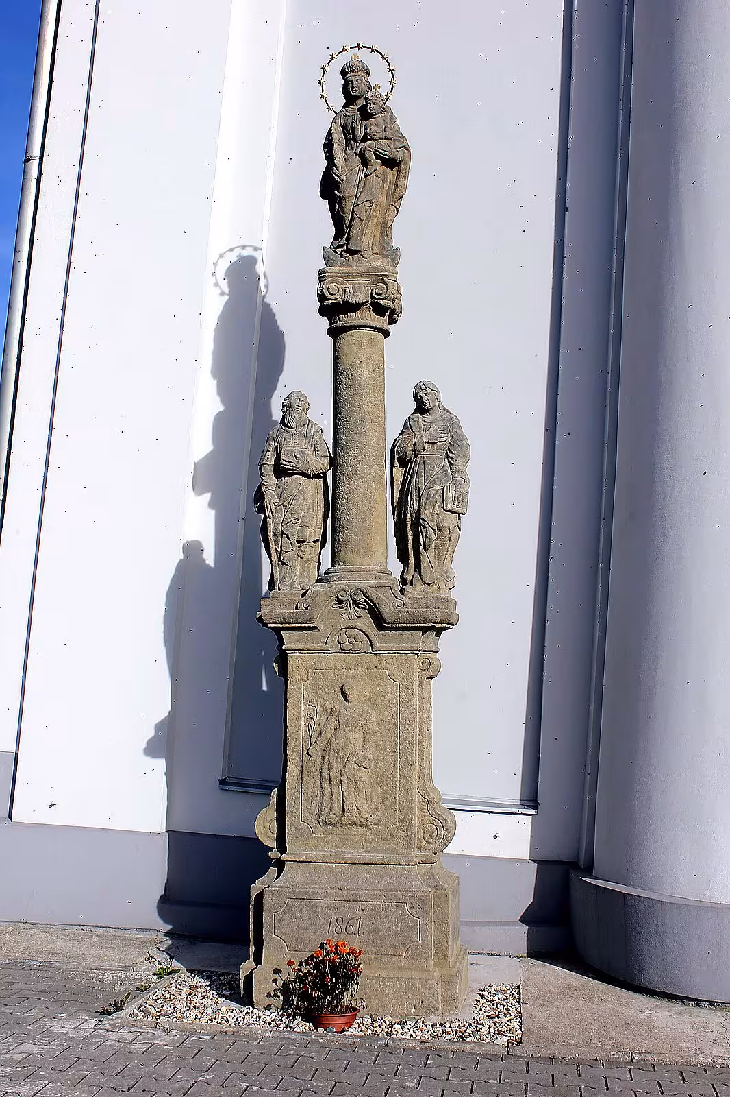 Mariánský sloup u kostela svatého Petra z Alkantary