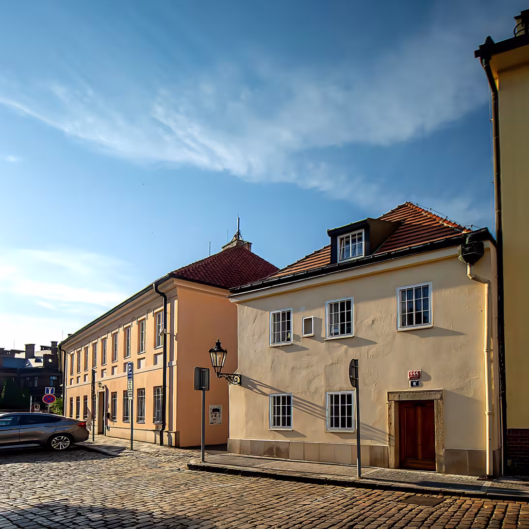 Apolinářská 8