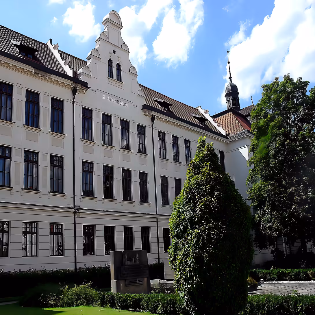 Budova Gymnázia Benešov, Husova 470