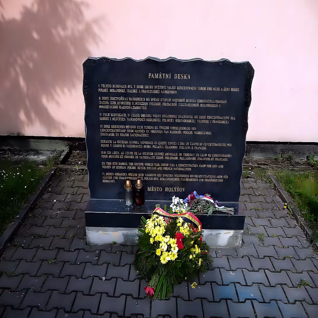 Bývalý koncentrační tábor ve statku - pamětní deska