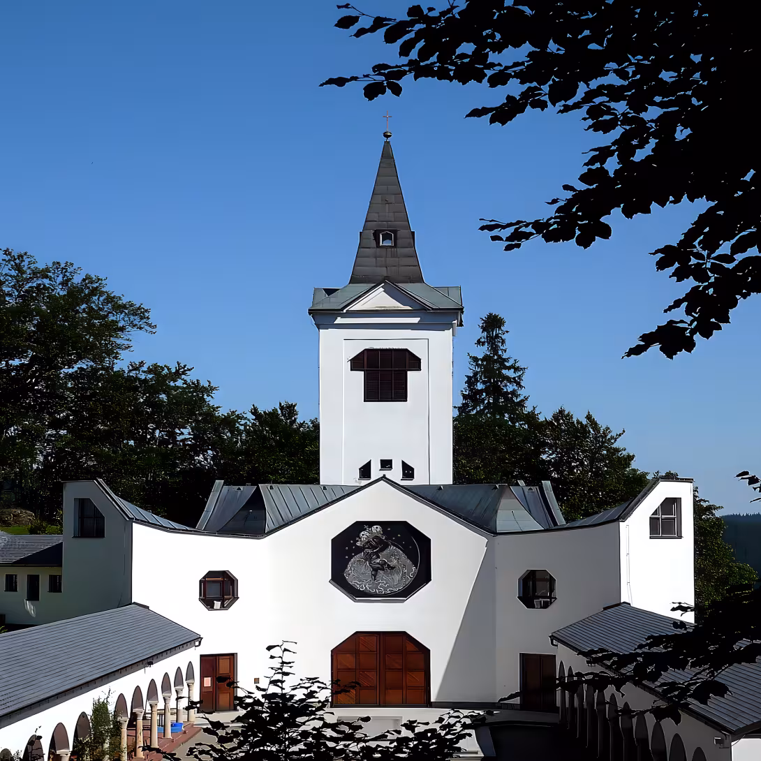 Kostel Panny Marie Pomocné (Zlaté Hory)