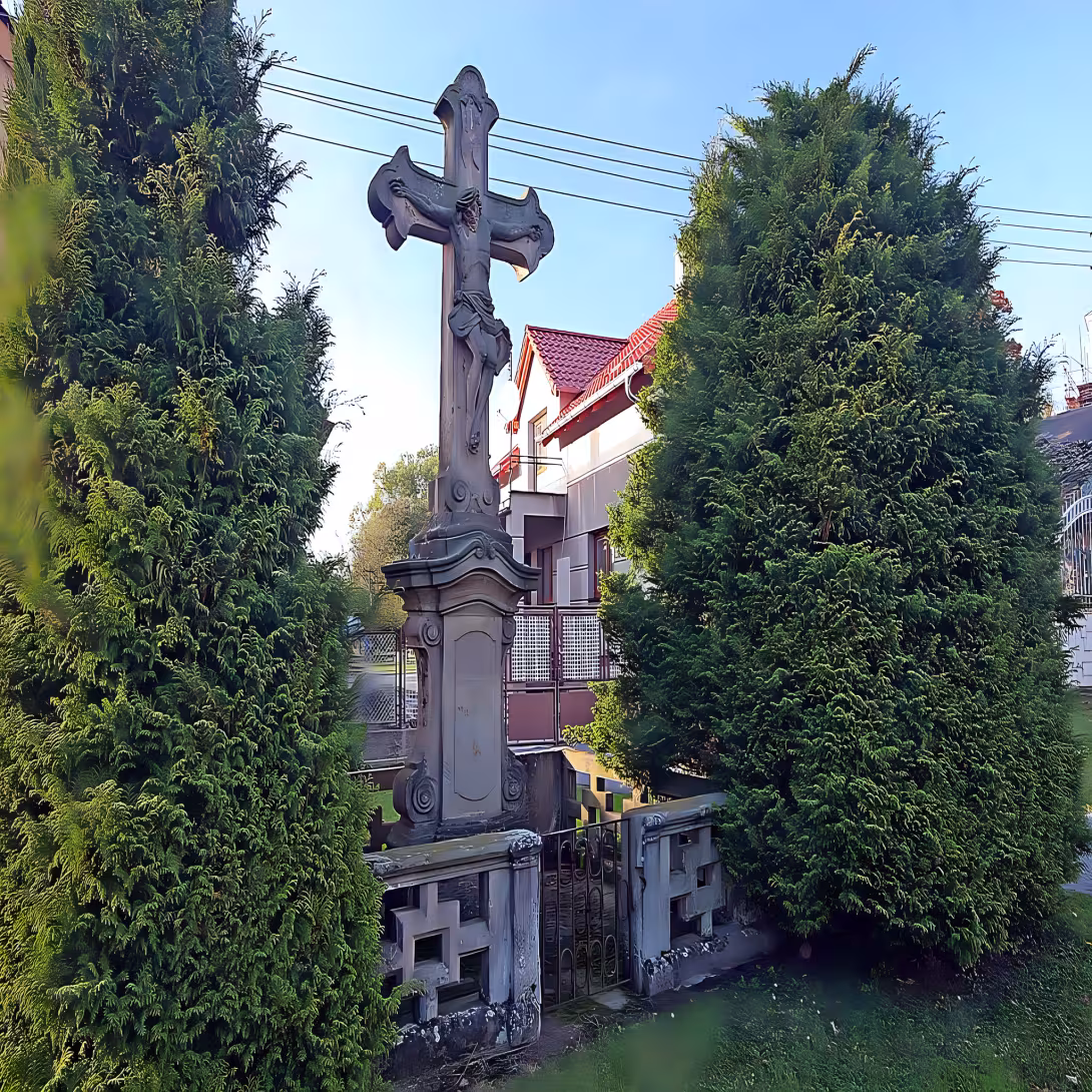 Krucifix s kamenným ohrazením