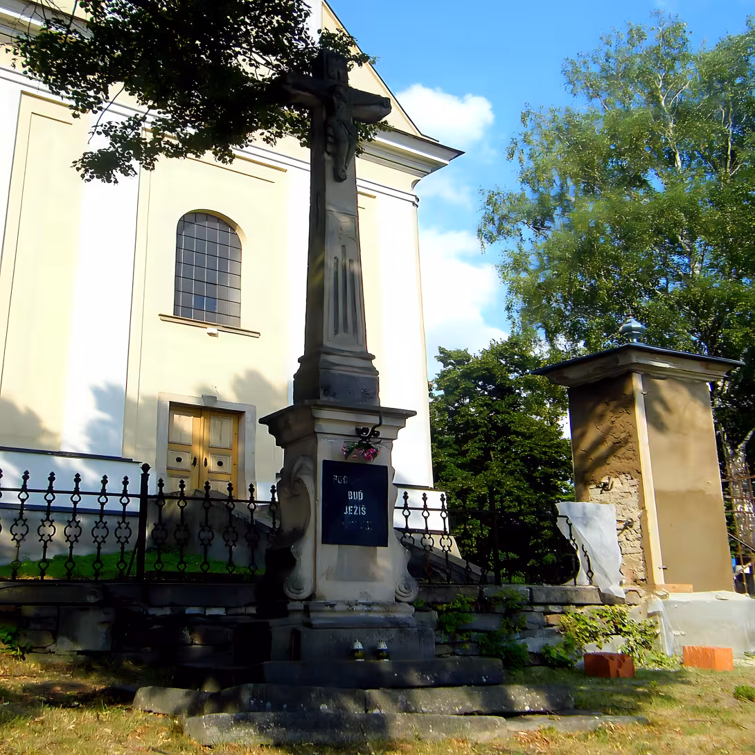 Kříž u kostela